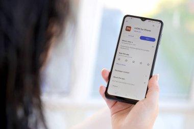 TERNOPIL, UKRAINE - 3 AĞUSTOS, 2023 mBank uygulaması modern akıllı telefondaki ekranda. Meşhur Polonya bankasının resmi uygulaması