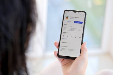TERNOPIL, UKRAINE - 3 AĞUSTOS, 2023 mBank uygulaması modern akıllı telefondaki ekranda. Meşhur Polonya bankasının resmi uygulaması