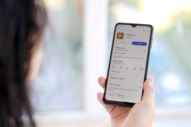 TERNOPIL, UKRAINE - 3 AĞUSTOS, 2023 mBank uygulaması modern akıllı telefondaki ekranda. Meşhur Polonya bankasının resmi uygulaması