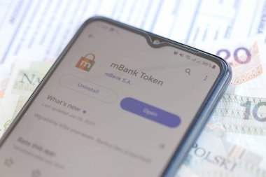 TERNOPIL, UKRAINE - 3 AĞUSTOS, 2023 mBank uygulaması modern akıllı telefondaki ekranda. Meşhur Polonya bankasının resmi uygulaması