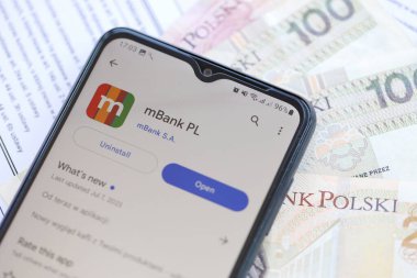 TERNOPIL, UKRAINE - 3 AĞUSTOS, 2023 mBank uygulaması modern akıllı telefondaki ekranda. Meşhur Polonya bankasının resmi uygulaması