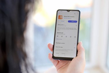 TERNOPİL, UKRAINE - 3 AĞUSTOS, 2023 ING uygulaması modern akıllı telefondaki ekranda. Meşhur Polonya bankasının resmi uygulaması