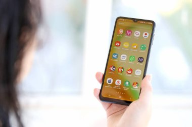 TERNOPIL, UKRAINE - 3 AĞUSTOS, 2023 Bankacılık uygulamaları modern akıllı telefondaki ekranda. Ünlü Polonya bankalarının resmi uygulamaları