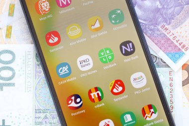 TERNOPIL, UKRAINE - 3 AĞUSTOS, 2023 Bankacılık uygulamaları modern akıllı telefondaki ekranda. Ünlü Polonya bankalarının resmi uygulamaları