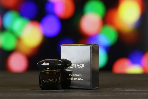 イギリスのKharkiv January 2021年 ジュニア ヴェルサーチによって設立されたイタリアの高級ファッション会社ヴェルサーチによるクリスタル ノワール香水のボトル — ストック写真