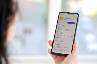 TERNOPIL, UKRAINE - 3 AĞUSTOS 2023 Alior uygulaması modern akıllı telefondaki ekranda. Meşhur Polonya bankasının resmi uygulaması