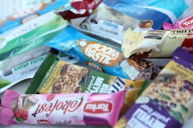 ANTALYA, TURKEY - 18 Mayıs 2021 Çeşitli yerel Türk üreticilerinin çikolataları. Türk süpermarketlerinden tipik ürünler