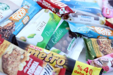 ANTALYA, TURKEY - 18 Mayıs 2021 Çeşitli yerel Türk üreticilerinin çikolataları. Türk süpermarketlerinden tipik ürünler