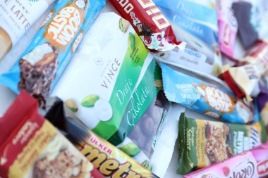 ANTALYA, TURKEY - 18 Mayıs 2021 Çeşitli yerel Türk üreticilerinin çikolataları. Türk süpermarketlerinden tipik ürünler