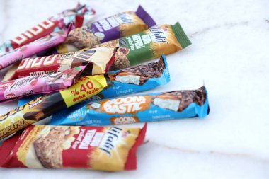 ANTALYA, TURKEY - 18 Mayıs 2021 Çeşitli yerel Türk üreticilerinin çikolataları. Türk süpermarketlerinden tipik ürünler