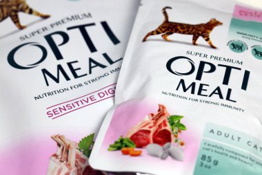 KHARKIV, UKRAINE - 2 Ocak 2021 Optimeal kedi maması paketleri. Optimeal, Ukrayna 'nın en büyük hayvan maması üreticisi Ukrayna kökenli küresel bir aile şirketi olan Kormotech LLC' nin ürünüdür.