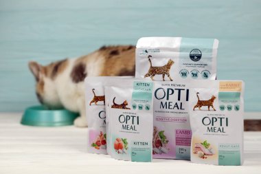KHARKIV, UKRAINE - 2 Ocak 2021 Optimeal kedi maması paketleri. Optimeal, Ukrayna 'nın en büyük hayvan maması üreticisi Ukrayna kökenli küresel bir aile şirketi olan Kormotech LLC' nin ürünüdür.