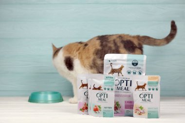 KHARKIV, UKRAINE - 2 Ocak 2021 Optimeal kedi maması paketleri. Optimeal, Ukrayna 'nın en büyük hayvan maması üreticisi Ukrayna kökenli küresel bir aile şirketi olan Kormotech LLC' nin ürünüdür.