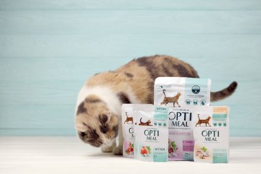 KHARKIV, UKRAINE - 2 Ocak 2021 Optimeal kedi maması paketleri. Optimeal, Ukrayna 'nın en büyük hayvan maması üreticisi Ukrayna kökenli küresel bir aile şirketi olan Kormotech LLC' nin ürünüdür.