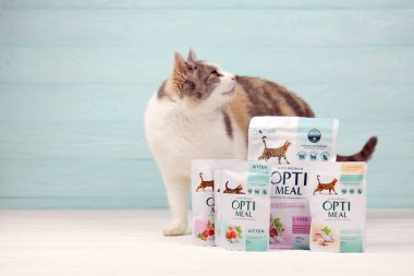 KHARKIV, UKRAINE - 2 Ocak 2021 Optimeal kedi maması paketleri. Optimeal, Ukrayna 'nın en büyük hayvan maması üreticisi Ukrayna kökenli küresel bir aile şirketi olan Kormotech LLC' nin ürünüdür.