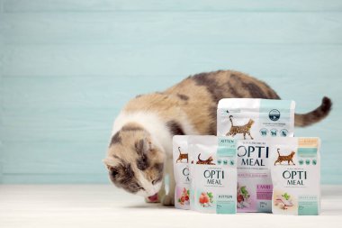 KHARKIV, UKRAINE - 2 Ocak 2021 Optimeal kedi maması paketleri. Optimeal, Ukrayna 'nın en büyük hayvan maması üreticisi Ukrayna kökenli küresel bir aile şirketi olan Kormotech LLC' nin ürünüdür.