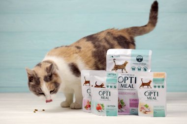 KHARKIV, UKRAINE - 2 Ocak 2021 Optimeal kedi maması paketleri. Optimeal, Ukrayna 'nın en büyük hayvan maması üreticisi Ukrayna kökenli küresel bir aile şirketi olan Kormotech LLC' nin ürünüdür.