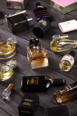 KHARKIV, UKRAINE - 2 HAZİRAN 2021 Birçok ünlü parfüm üreticilerinin parfüm şişeleri koyu siyah arka planda