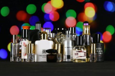 KHARKIV, UKRAINE - 2 HAZİRAN 2021 Birçok ünlü parfüm üreticilerinin parfüm şişeleri koyu siyah arka planda