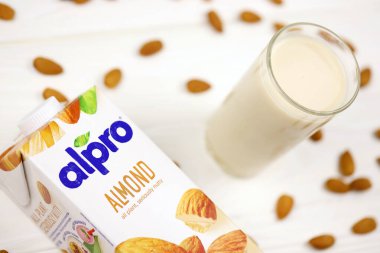 KHARKIV, UKRAINE - JANUARY 2, 2021 Avrupalı şirket tarafından üretilen Alpro badem vejetaryen süt paketi