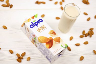 KHARKIV, UKRAINE - JANUARY 2, 2021 Avrupalı şirket tarafından üretilen Alpro badem vejetaryen süt paketi