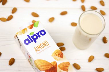 KHARKIV, UKRAINE - JANUARY 2, 2021 Avrupalı şirket tarafından üretilen Alpro badem vejetaryen süt paketi