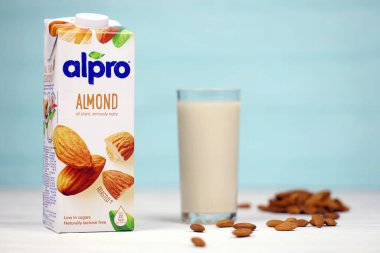 KHARKIV, UKRAINE - JANUARY 2, 2021 Avrupalı şirket tarafından üretilen Alpro badem vejetaryen süt paketi