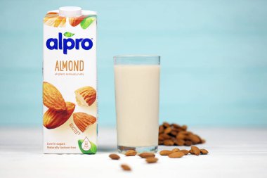 KHARKIV, UKRAINE - JANUARY 2, 2021 Avrupalı şirket tarafından üretilen Alpro badem vejetaryen süt paketi