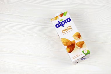 KHARKIV, UKRAINE - JANUARY 2, 2021 Avrupalı şirket tarafından üretilen Alpro badem vejetaryen süt paketi