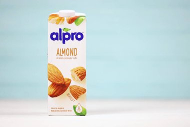 KHARKIV, UKRAINE - JANUARY 2, 2021 Avrupalı şirket tarafından üretilen Alpro badem vejetaryen süt paketi
