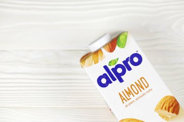KHARKIV, UKRAINE - JANUARY 2, 2021 Avrupalı şirket tarafından üretilen Alpro badem vejetaryen süt paketi