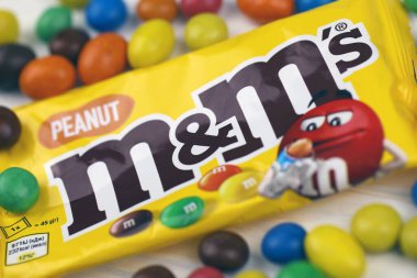 KHARKIV, UKRAINE - 2 Ocak 2021 M ve Bayan Renkli Çikolata Şekerleri. Çok renkli çikolataların her birinin bir tarafında küçük harflerle beyaz harflerle basılmış m harfi var.