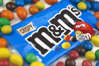 KHARKIV, UKRAINE - 2 Ocak 2021 M ve Bayan Renkli Çikolata Şekerleri. Çok renkli çikolataların her birinin bir tarafında küçük harflerle beyaz harflerle basılmış m harfi var.