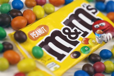 KHARKIV, UKRAINE - 2 Ocak 2021 M ve Bayan Renkli Çikolata Şekerleri. Çok renkli çikolataların her birinin bir tarafında küçük harflerle beyaz harflerle basılmış m harfi var.