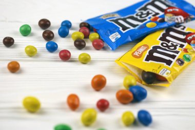 KHARKIV, UKRAINE - 2 Ocak 2021 M ve Bayan Renkli Çikolata Şekerleri. Çok renkli çikolataların her birinin bir tarafında küçük harflerle beyaz harflerle basılmış m harfi var.