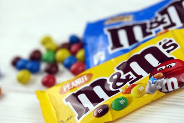 KHARKIV, UKRAINE - 2 Ocak 2021 M ve Bayan Renkli Çikolata Şekerleri. Çok renkli çikolataların her birinin bir tarafında küçük harflerle beyaz harflerle basılmış m harfi var.