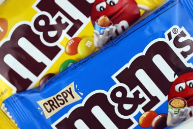 KHARKIV, UKRAINE - 2 Ocak 2021 M ve Bayan Renkli Çikolata Şekerleri. Çok renkli çikolataların her birinin bir tarafında küçük harflerle beyaz harflerle basılmış m harfi var.