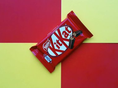 KHARKIV, UKRAINE - HAZİRAN 2, 2021 Parlak arkaplan üzerine Nestle çikolata kaplı gofret