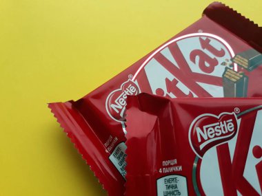 KHARKIV, UKRAINE - HAZİRAN 2, 2021 Parlak arkaplan üzerine Nestle çikolata kaplı gofret