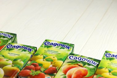 KHARKIV, UKRAINE - 2 Ocak 2021 Sadochok çeşitli şeftali, elma ve çilek aromalı ve portakal aromalı tetra paketlerinden nektar tattı