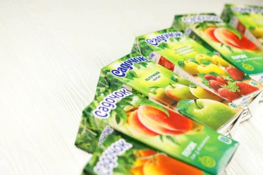 KHARKIV, UKRAINE - 2 Ocak 2021 Sadochok çeşitli şeftali, elma ve çilek aromalı ve portakal aromalı tetra paketlerinden nektar tattı