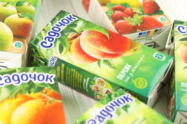 KHARKIV, UKRAINE - 2 Ocak 2021 Sadochok çeşitli şeftali, elma ve çilek aromalı ve portakal aromalı tetra paketlerinden nektar tattı