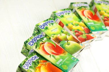 KHARKIV, UKRAINE - 2 Ocak 2021 Sadochok çeşitli şeftali, elma ve çilek aromalı ve portakal aromalı tetra paketlerinden nektar tattı