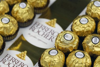 KHARKIV, UKRAINE - 2 Ocak 2021 Ferrero Rocher - yuvarlak çikolatalar. Markalı ambalaj şekeri, çocuklar ve yetişkinler için tatlı bir zevk.