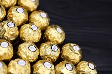 KHARKIV, UKRAINE - 2 Ocak 2021 Ferrero Rocher - yuvarlak çikolatalar. Markalı ambalaj şekeri, çocuklar ve yetişkinler için tatlı bir zevk.