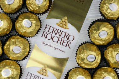 KHARKIV, UKRAINE - 2 Ocak 2021 Ferrero Rocher - yuvarlak çikolatalar. Markalı ambalaj şekeri, çocuklar ve yetişkinler için tatlı bir zevk.