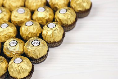 KHARKIV, UKRAINE - 2 Ocak 2021 Ferrero Rocher - yuvarlak çikolatalar. Markalı ambalaj şekeri, çocuklar ve yetişkinler için tatlı bir zevk.