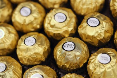KHARKIV, UKRAINE - 2 Ocak 2021 Ferrero Rocher - yuvarlak çikolatalar. Markalı ambalaj şekeri, çocuklar ve yetişkinler için tatlı bir zevk.