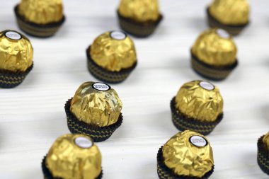 KHARKIV, UKRAINE - 2 Ocak 2021 Ferrero Rocher - yuvarlak çikolatalar. Markalı ambalaj şekeri, çocuklar ve yetişkinler için tatlı bir zevk.