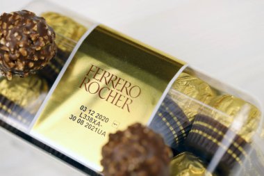 KHARKIV, UKRAINE - 2 Ocak 2021 Ferrero Rocher - yuvarlak çikolatalar. Markalı ambalaj şekeri, çocuklar ve yetişkinler için tatlı bir zevk.